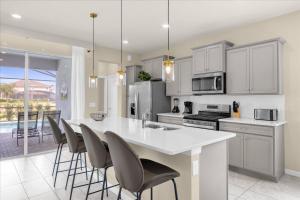 5 Bedrooms 5.5 Bathrooms Solterra 7207 OL