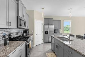 6 Bedroom 5.5 Bathroom Solterra 7711OL