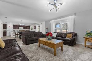 6 Bedrooms 4.5 Bathrooms Crystal Cove 957 EG