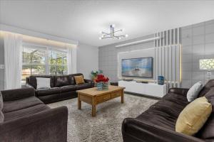 6 Bedrooms 4.5 Bathrooms Crystal Cove 957 EG