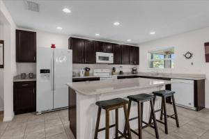 6 Bedrooms 4.5 Bathrooms Crystal Cove 957 EG