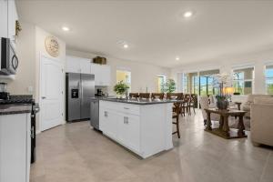 6 Bedrooms 4.5 Bathrooms Solterra 7639 OL