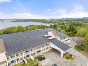 Beautiful 2 Bedroom 2 Bath Lake View Condo Close to Weirs Beach