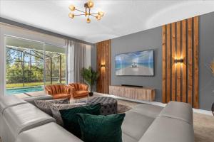 6 Bedrooms 5 Bathrooms Paradise Palms 8956 SP