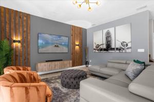 6 Bedrooms 5 Bathrooms Paradise Palms 8956 SP
