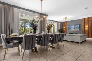 6 Bedrooms 5 Bathrooms Paradise Palms 8956 SP