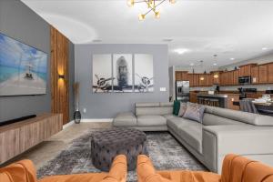 6 Bedrooms 5 Bathrooms Paradise Palms 8956 SP