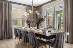 6 Bedrooms 5 Bathrooms Paradise Palms 8956 SP