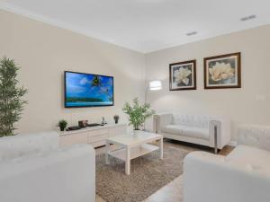 6 BD 5 BA Paradise Palms 8937 CP