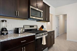 6 Bedrooms 5.5 Bathrooms Solterra 7623 OL