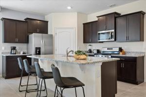 6 Bedrooms 5.5 Bathrooms Solterra 7623 OL