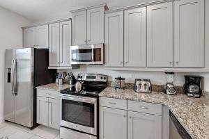 6 Bedrooms 6.5 Bathrooms Encore 7514 MA