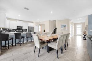 6 Bedrooms 6 Bathrooms Storey Lake 4633 TB