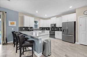 6 Bedrooms 6 Bathrooms Storey Lake 4633 TB