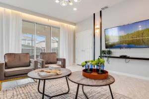 6 Bedrooms 4.5 Bathrooms Windsor Island 1221AB