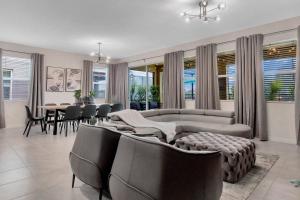 7 Bedrooms 5.5 Bathrooms Solterra 7599 OL