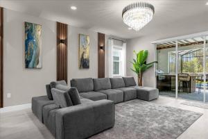 7 Bedrooms 5.5 Bathrooms Windsor Island 4420KR