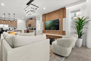 7 Bedrooms 65 Bathrooms Solara 9158Sc