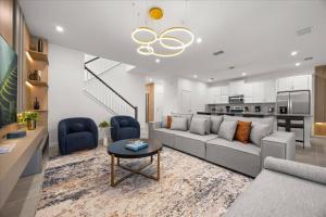 8 BD 4.5 BA Solara Resort 2337 SW