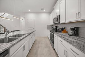 8 BD 4.5 BA Solara Resort 2337 SW