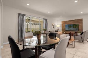 8 BD 6 BA Windsor Island 2070 LC