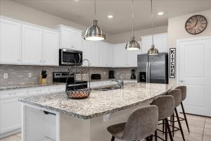 8 BD 6 BA Windsor Island 2070 LC