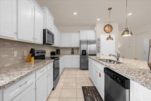 8 BD 6 BA Windsor Island 2070 LC
