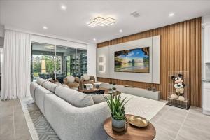 8 Bedrooms 6 Bathrooms Solara 9108DP