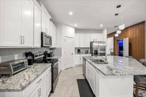 8 Bedrooms 6 Bathrooms Solara 9108DP