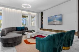 9 Bedroom 5 Bahroom Storey Lake 4288 PW