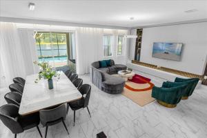 9 Bedroom 5 Bahroom Storey Lake 4288 PW