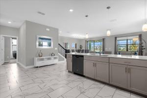 9 Bd 5 Ba Storey Lake 2931 Fs