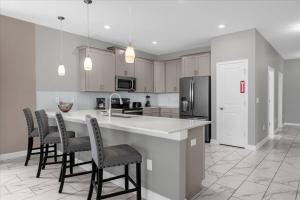 9 Bd 5 Ba Storey Lake 2931 Fs