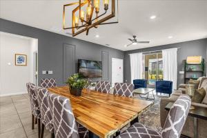 9 Bedrooms 5 Bathrooms Solterra 7240 Ol