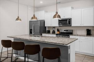 9 Bedrooms 5 Bathrooms Solterra 7240 Ol