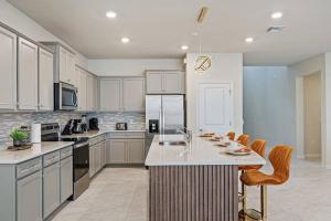 9 Bd 6 Ba Windsor Island 4281 La
