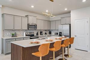 9 Bd 6 Ba Windsor Island 4281 La