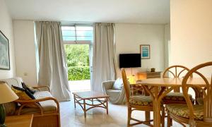 By the beach with pool and kids area Resort Apt