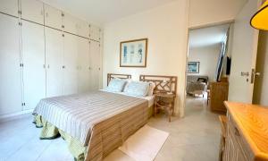 By the beach with pool and kids area Resort Apt