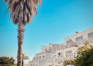By the beach with pool and kids area Resort Apt