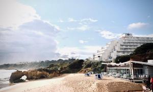 By the beach with pool and kids area Resort Apt