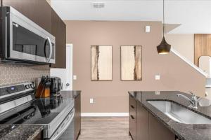 3 BD 3 BA The Hub At Westside 3205 TT