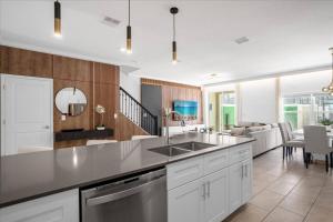5 Bedrooms 4 Bathrooms Storey Lake 4198 PD