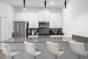 5 Bedrooms 4 Bathrooms Storey Lake 4198 PD