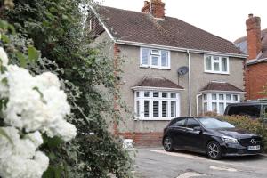 Cosy Home; New Refurbished Home and Double Parking