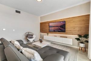 2 Bedrooms 2 Bathrooms Storey Lake 3131-303 Pc