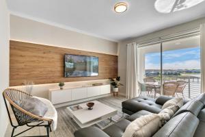 2 Bedrooms 2 Bathrooms Storey Lake 3131-303 Pc