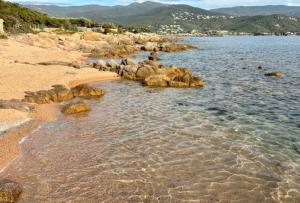 Exceptionnel villa pieds dans leau piscine privee 5 chambres, 500 m disolella