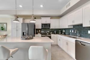 2 Bedrooms 2 Bathrooms Storey Lake 3131-303 Pc
