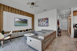 2 Bedrooms 2 Bathrooms Storey Lake 3191-405 Pc
